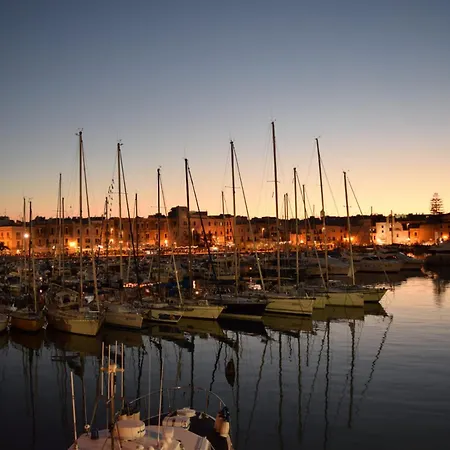 Alojamento de Acomodação e Pequeno-almoço A Sud Mare' 4*